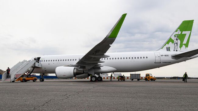 Самолет Airbus A320 авиакомпании S7 Airlines в новой ливрее в аэропорту Домодедово