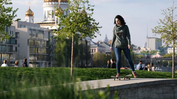 Девушка катается на скейтборде в парке искусств Музеон в Москве