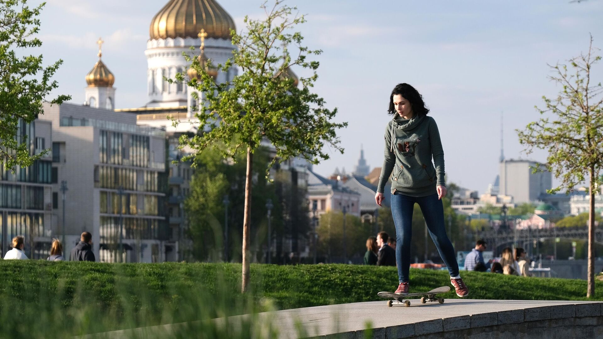 Девушка катается на скейтборде в парке искусств Музеон в Москве - РИА Новости, 1920, 30.04.2024
