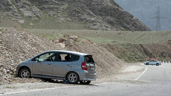 Обстрелянный автомобиль с кыргызскими номерами в районе границы с Таджикистаном
