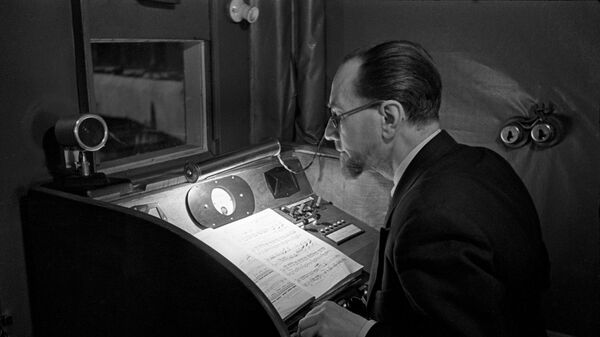 Говорит Москва. Идет запись радиопередачи в студии Радиостанции имени Коминтерна. Работа диктора. 1938 год