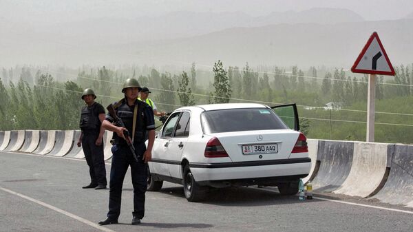 Военнослужащие и сотрудники полиции Киргизии у границы