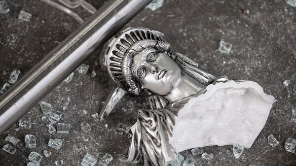 Разбитая фигура статуи Свободы