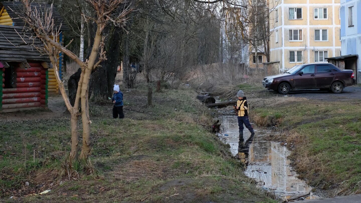 Прописали к незнакомым людям