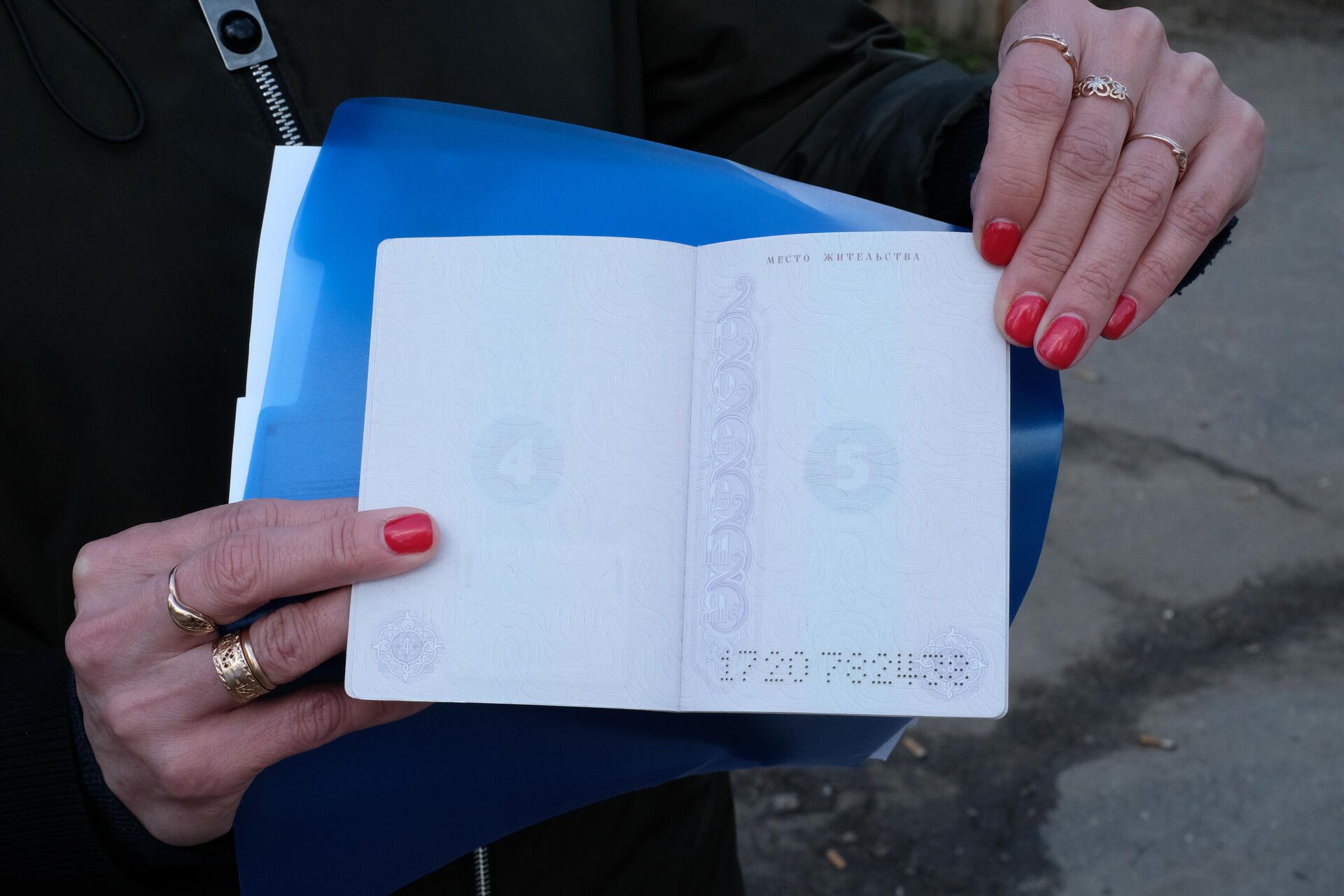 Жительница городка показывает паспорт без штампа о регистрации - РИА Новости, 1920, 30.04.2021