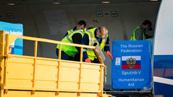 Сотрудники международного аэропорта Кишинев разгружают вторую партию вакцины Sputnik V с самолета