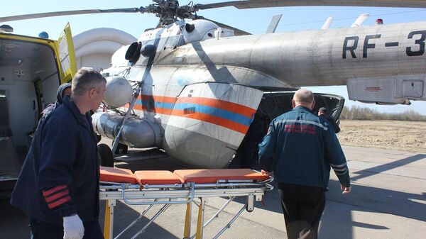 Вертолет МЧС России с пострадавшими в ДТП с пассажирским автобусом в Хабаровском крае