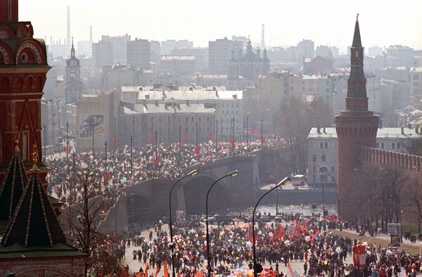 Участники демонстрации в центре города в День международной солидарности трудящихся (1 мая 1987 года)