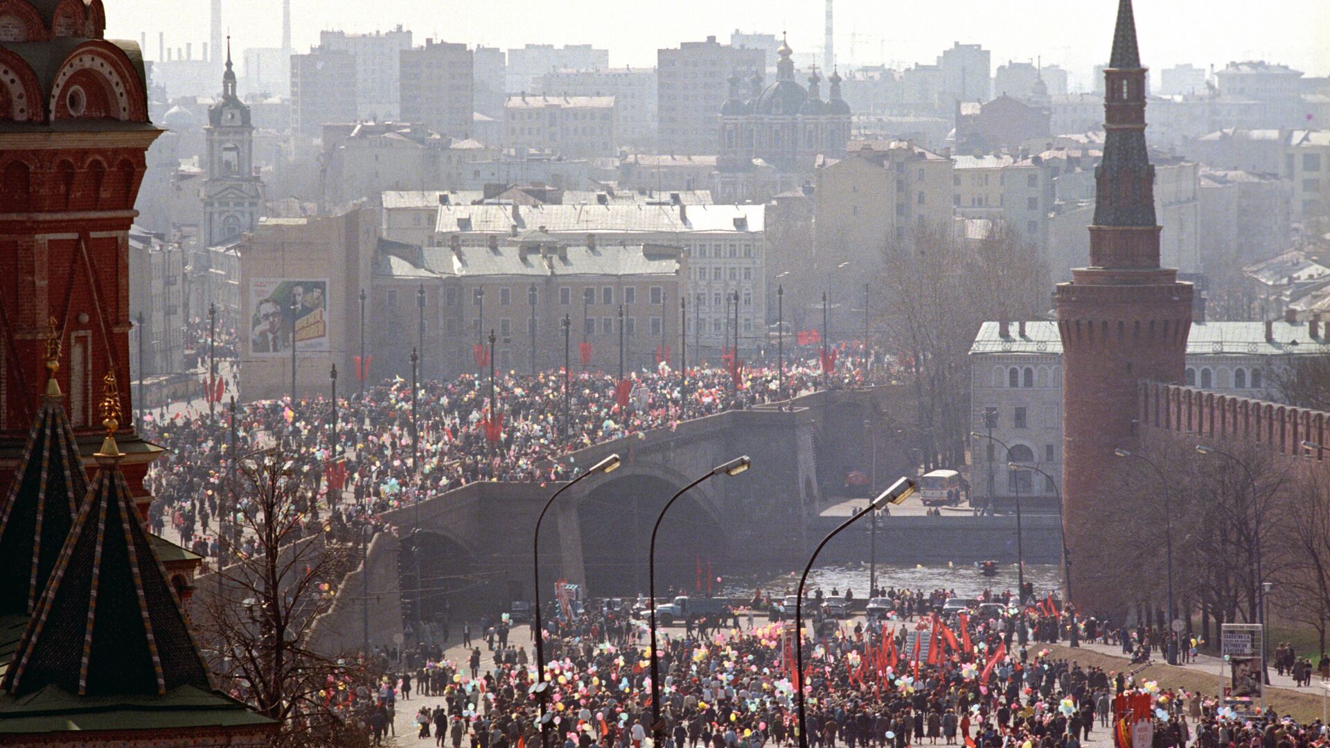 Участники демонстрации в центре города в День международной солидарности трудящихся (1 мая 1987 года) - РИА Новости, 1920, 19.05.2021