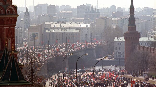 Участники демонстрации в центре города в День международной солидарности трудящихся (1 мая 1987 года)