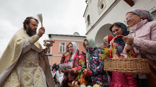 Освящение пасхальных куличей и яиц в Великую субботу в Введенском Владычнем женском монастыре в Серпухове