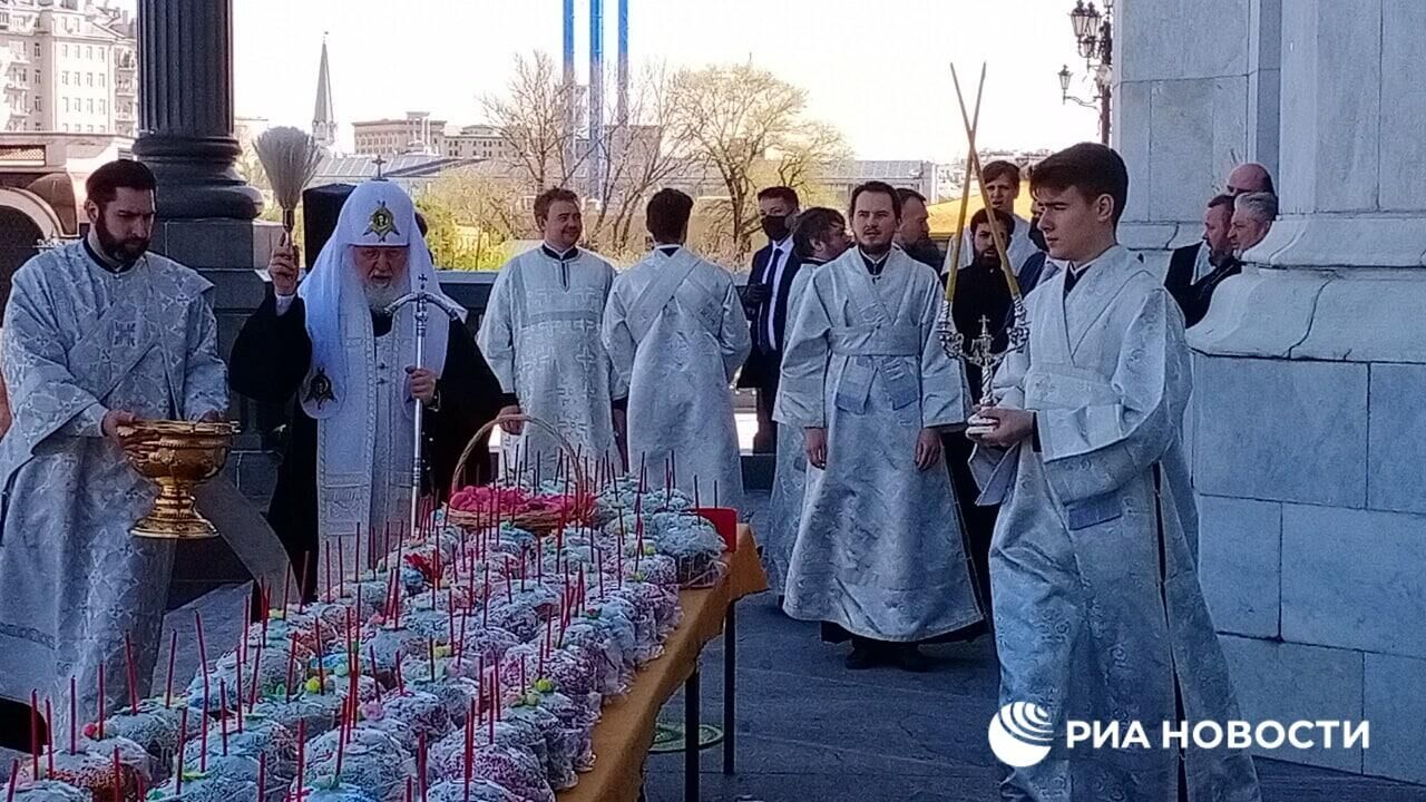 Патриарх Кирилл освятил куличи и яйца перед Пасхой в храме Христа Спасителя - РИА Новости, 1920, 01.05.2021