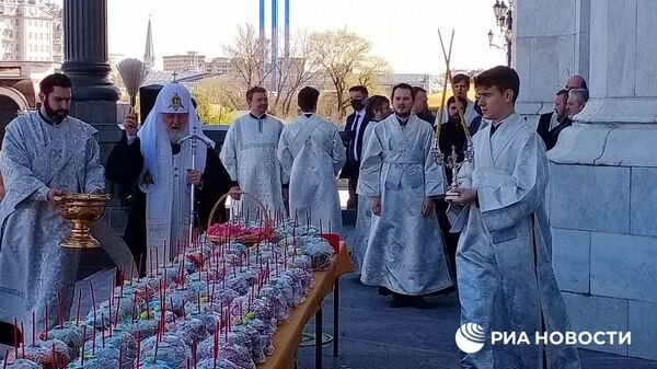 Патриарх Кирилл освятил куличи и яйца перед Пасхой в храме Христа Спасителя