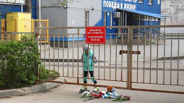 Цветы и мягкие игрушки у спортивной школы в Волгограде, где занимались погибшие и пострадавшие в ДТП на Ставрополье дети
