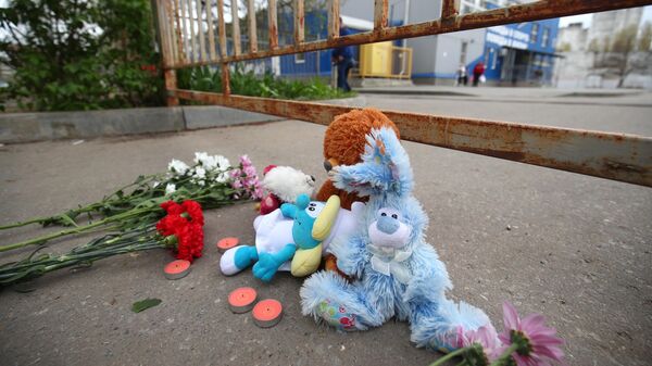 Цветы и мягкие игрушки у спортивной школы в Волгограде, где занимались погибшие и пострадавшие в ДТП на Ставрополье дети