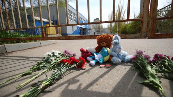 Люди несут цветы и мягкие игрушки к спортивной школе в Волгограде, где занимались погибшие и пострадавшие дети