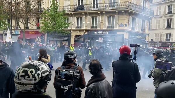 Манифестанты кидают петарды в полицию Парижа