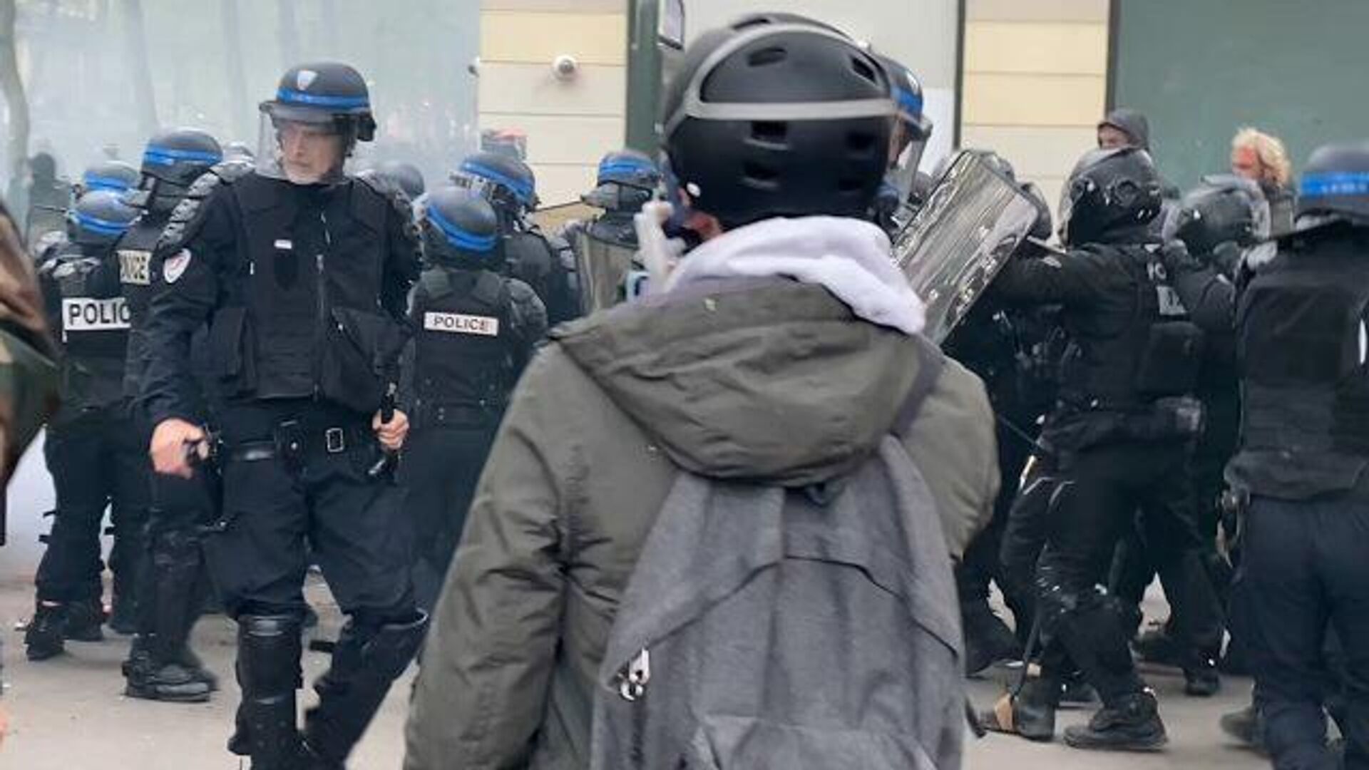 Парижская полиция применила слезоточивый газ - РИА Новости, 1920, 01.05.2021