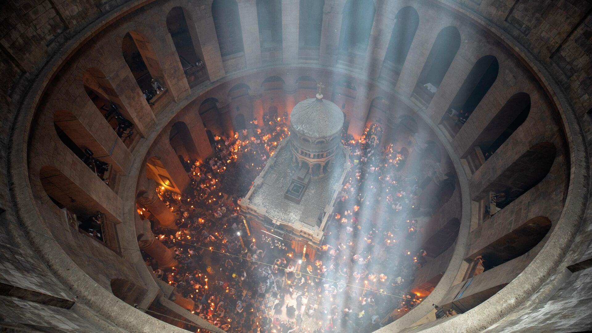 Церемония схождения Благодатного огня в Храме Гроба Господня в Иерусалиме. 1 мая 2021 - РИА Новости, 1920, 01.05.2021