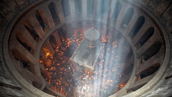 Церемония схождения Благодатного огня в Храме Гроба Господня в Иерусалиме