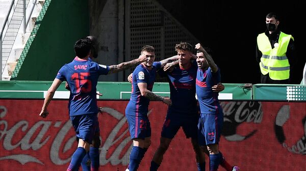 Игроки мадридского Атлетико празднуют гол в ворота Эльче
