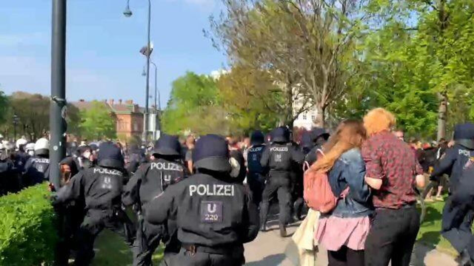Полиция Вены разгоняет демонстрантов слезоточивым газом - РИА Новости, 1920, 01.05.2021