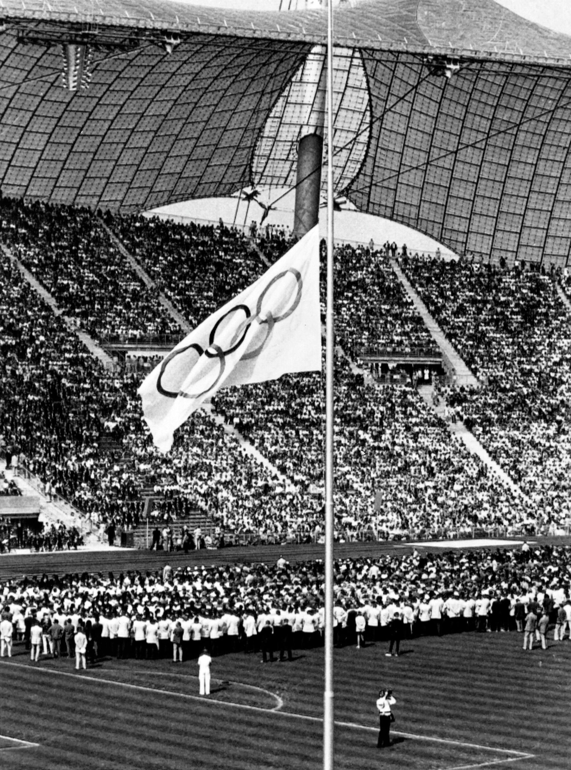 Олимпийское знамя во время поминальной мессы в память о погибших во время теракта на Олимпиаде в Мюнхене - РИА Новости, 1920, 01.05.2021