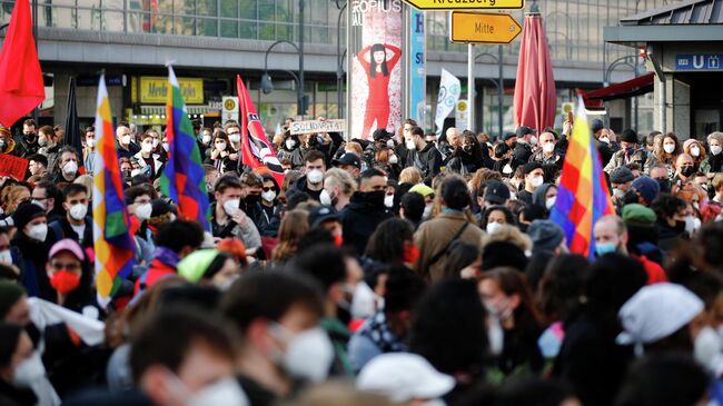 Протестующие на первомайской демонстрации в Берлине