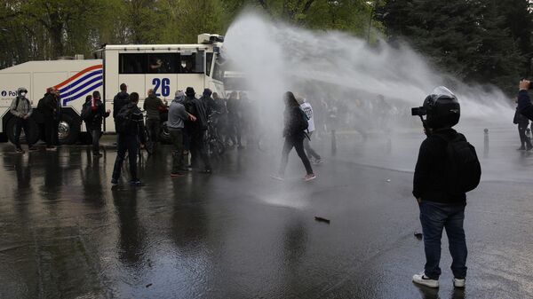 Полиция Брюсселя с помощью водометов разогнала участников несанкционированного властями фестиваля Boum2 в столичном парке Ля Камбр