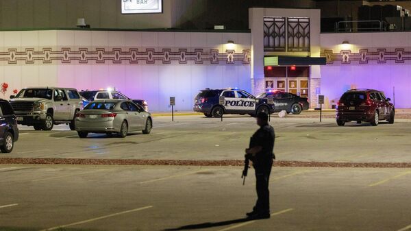 Сотрудники полиции на месте стрельбы в казино Oneida в штате Висконсин, США