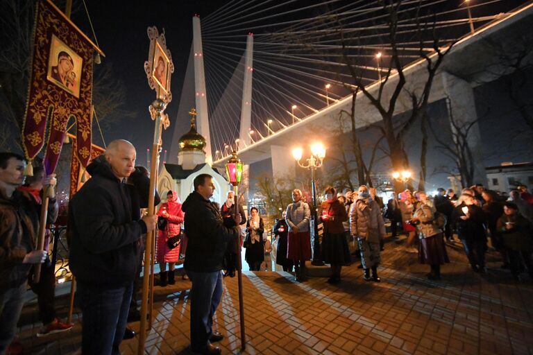 Участники пасхального крестного хода на территории храма Успения Божией Матери во Владивостоке