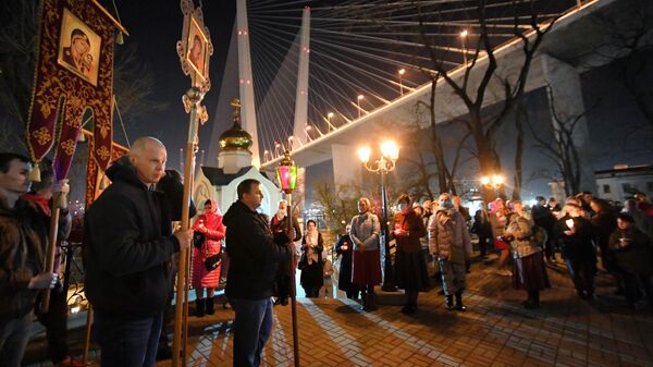 Участники пасхального крестного хода на территории храма Успения Божией Матери во Владивостоке