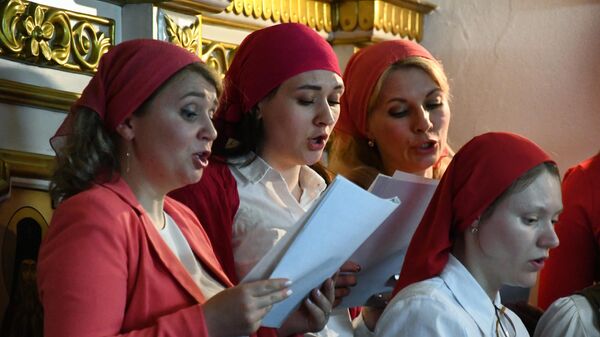 Церковный хор на праздничном пасхальном богослужении в храме Успения Божией Матери во Владивостоке