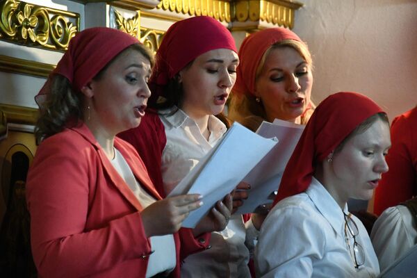 Церковный хор на праздничном пасхальном богослужении в храме Успения Божией Матери во Владивостоке