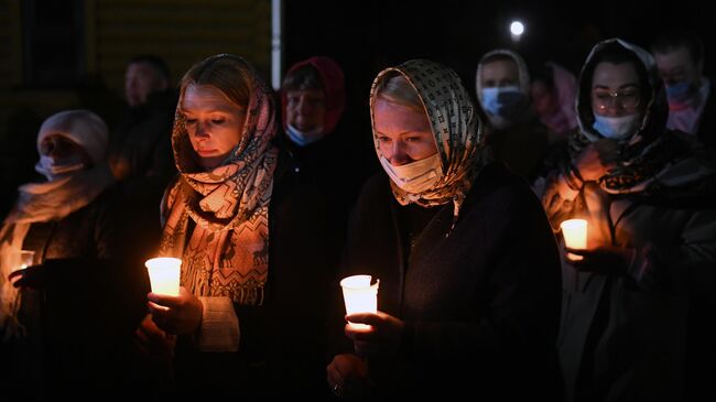 Верующие на праздничном пасхальном богослужении в храме во имя Святого благоверного великого князя Александра Невского в Покровском Александро-Невском женском монастыре в поселке Колывань Новосибирской области