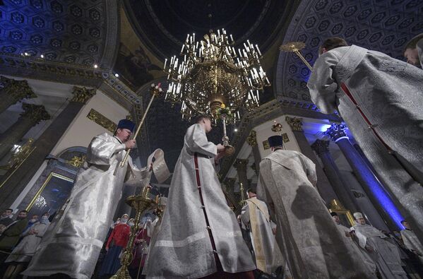 Священнослужители во время праздничного пасхального богослужения в Казанском кафедральном соборе в Санкт-Петербурге
