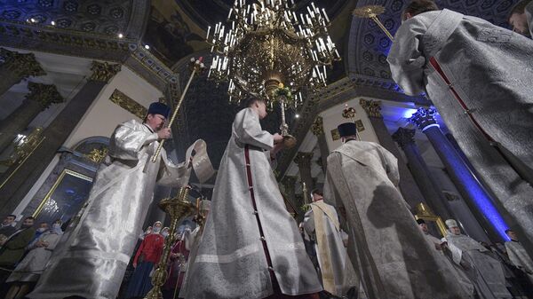 Священнослужители во время праздничного пасхального богослужения в Казанском кафедральном соборе в Санкт-Петербурге