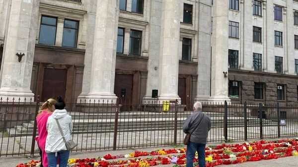 Одесситы несут цветы, венки и лампадки к Дому профсоюзов, где семь лет назад в результате столкновений с радикалами погибли 48 человек
