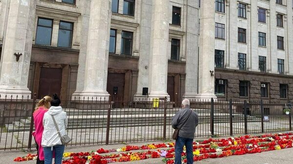 Одесситы несут цветы, венки и лампадки к Дому профсоюзов, где семь лет назад в результате столкновений с радикалами погибли 48 человек