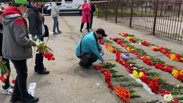 Жители Одессы несут цветы к Дому профсоюзов