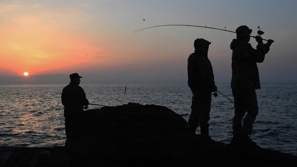 Рыбаки ранним утром в бухте Стеклянная в пригороде Владивостока