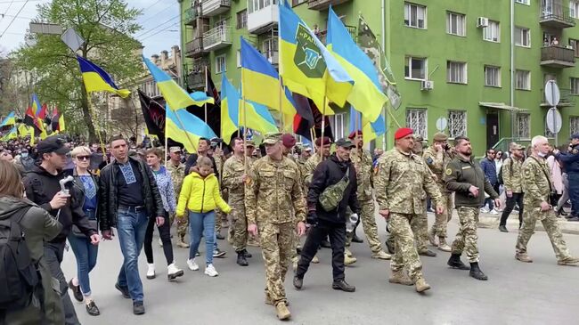 Украинские националисты во время шествия по случаю седьмой годовщины трагических событий в Одессе. Кадр из видео