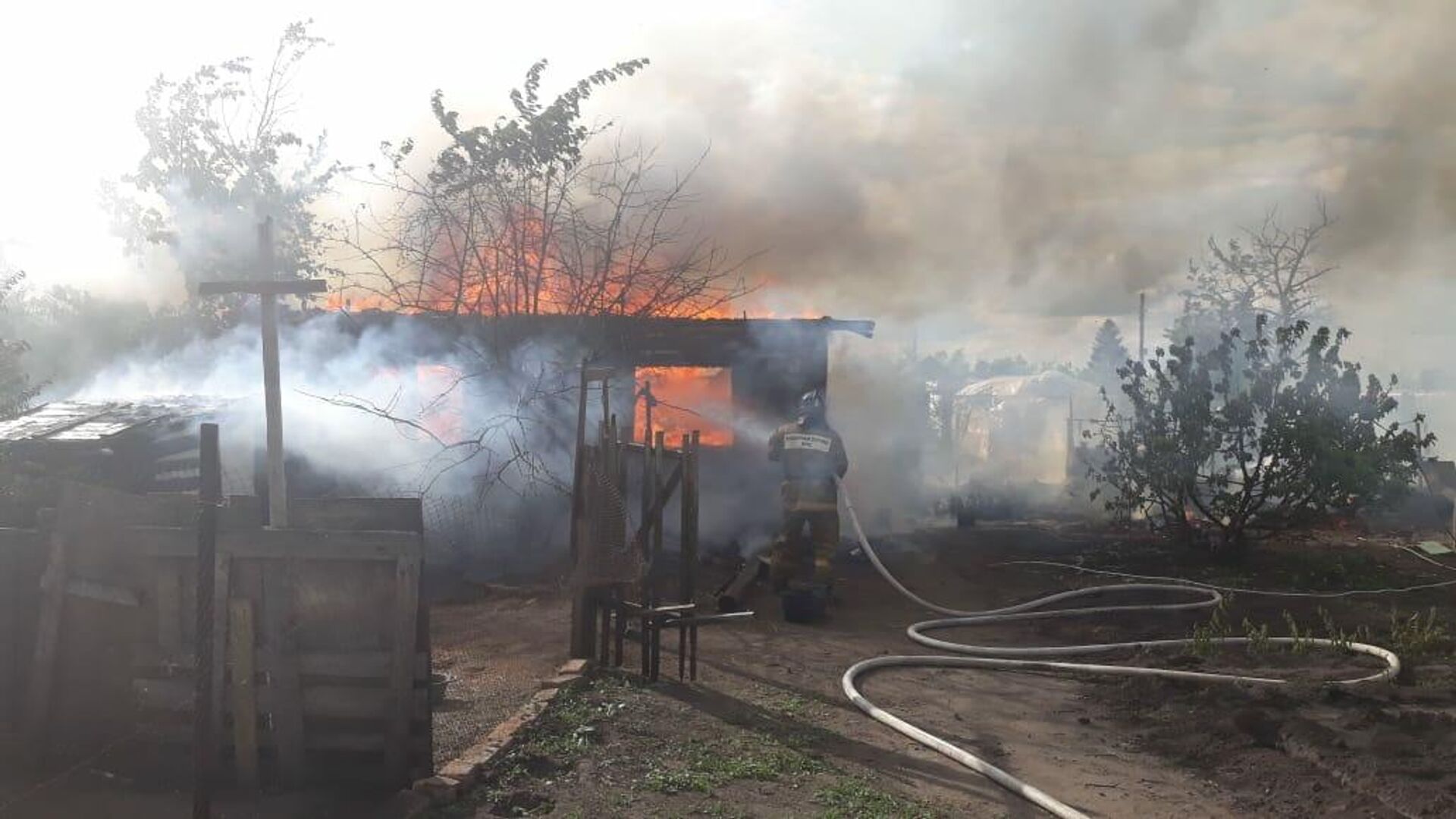 В Омской области загорелись жилые дома - РИА Новости, 02.05.2021