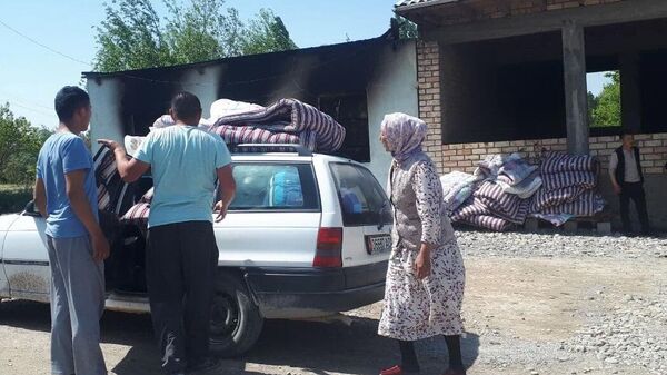Жители на улице села Максат Лейлекского района Баткенской области, пострадавшего при конфликте на киргизо-таджикской границе