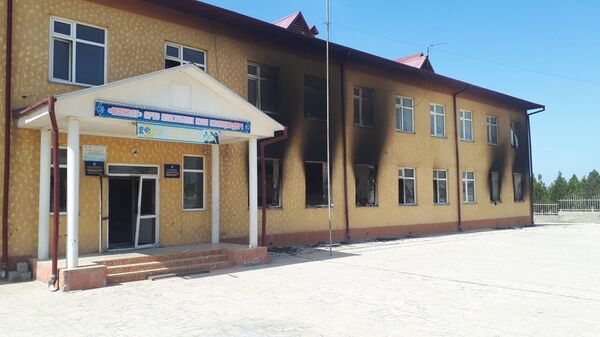 Поврежденное здание школы в приграничном с Таджикистаном селе Максат Лейлекского района Баткенской области