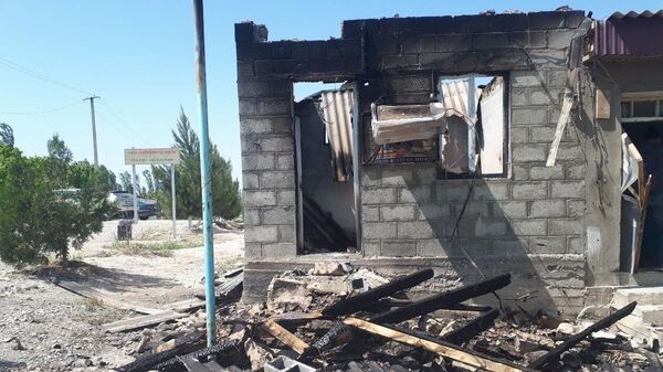 Разрушенное здание в приграничном с Таджикистаном селе Максат Лейлекского района Баткенской области