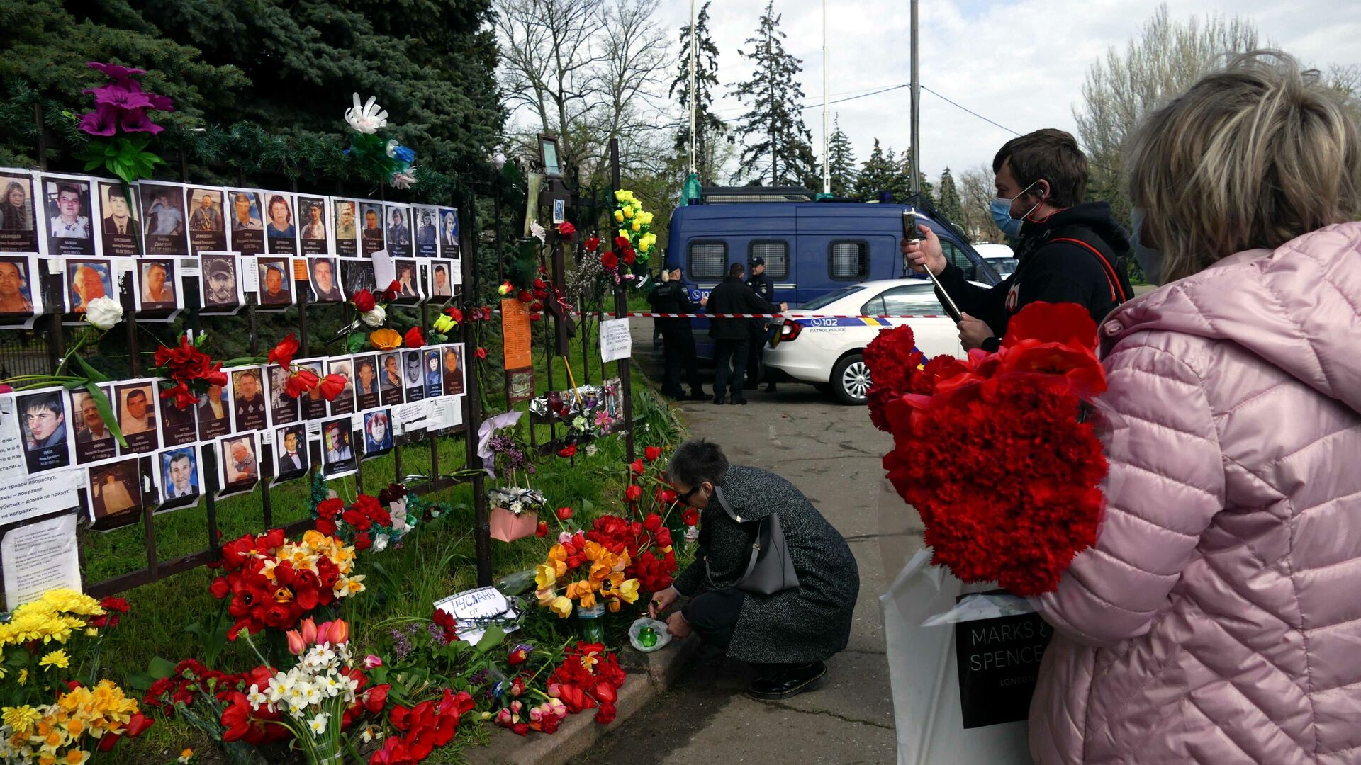 Одесситы приносят цветы к Дому профсоюзов в Одессе, чтобы почтить память погибших в годовщину трагедии на Куликовом поле - РИА Новости, 1920, 02.09.2021