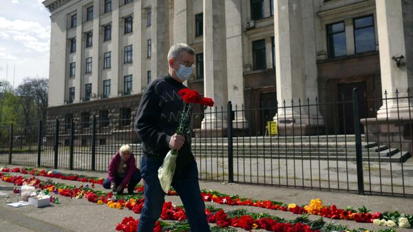Одесситы приносят цветы к Дому профсоюзов, чтобы почтить память погибших в годовщину трагедии на Куликовом поле