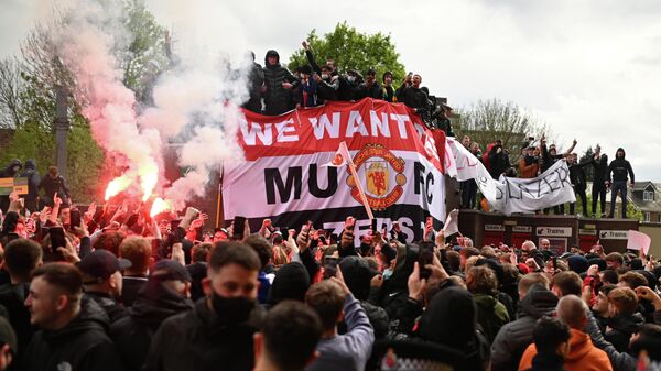 Акция протеста болельщиков Манчестер Юнайтед возле стадиона Олд Траффорд