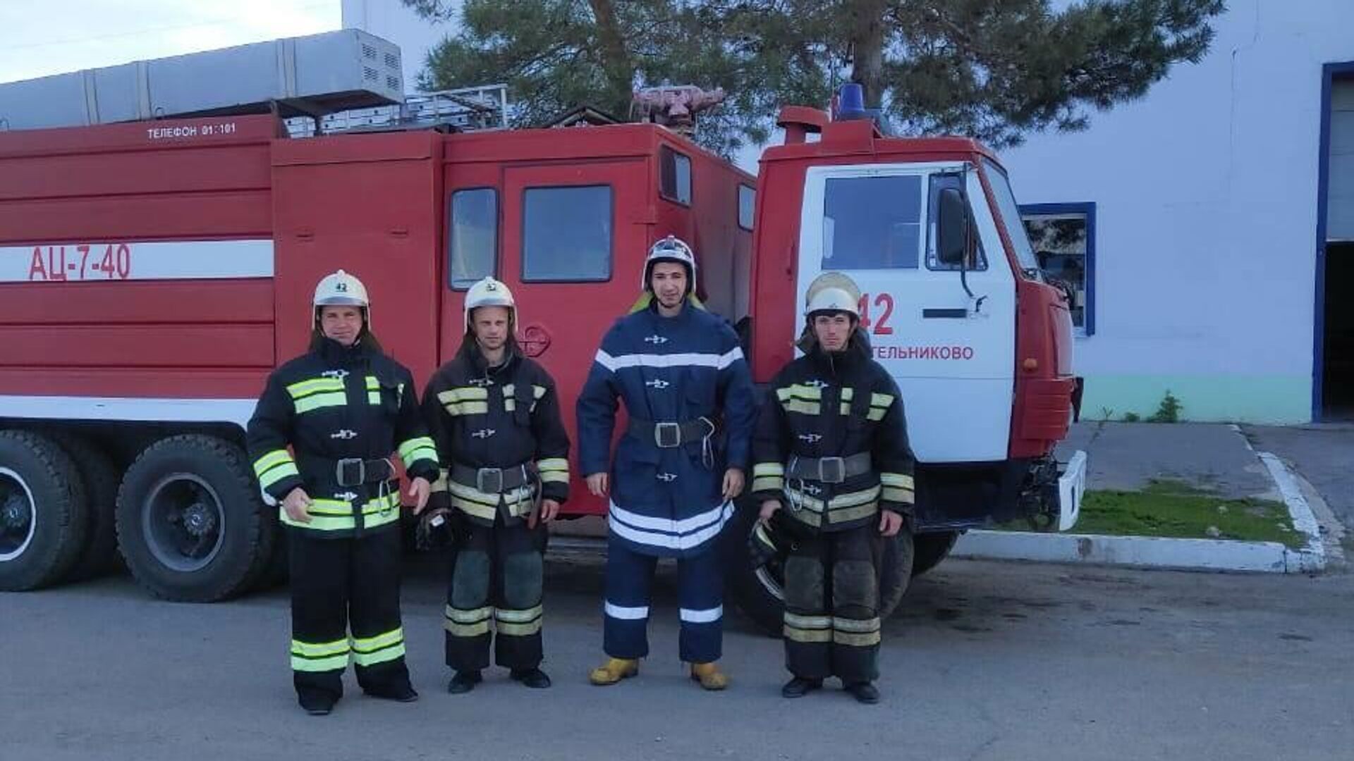 При пожаре в городе Котельниково огнеборцы спасли 4 детей - РИА Новости, 1920, 02.05.2021